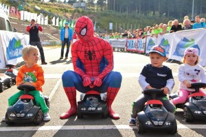 Bobbycar Rennen mit Kindern und Spiderman beim Rahmenprogramm des Thüringer Wald Firmenlaufs