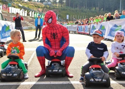 Bobbycar Rennen mit Kindern und Spiderman beim Rahmenprogramm des Thüringer Wald Firmenlaufs