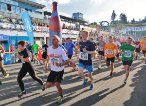 Teilnehmer am Thüringer Wald Firmenlauf 2014 in der Disziplin Laufen kurz nach dem Start