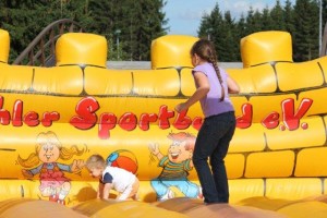 Kinder auf der Hüpfburg beim Rahmenprogramm des Thüringer Wald Firmenlaufs