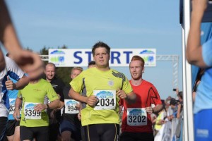 Nahaufnahme von Läufern beim Thüringer Wald Firmenlauf 2015 kurz nach dem Start in der DKB-Ski-Arena Oberhof