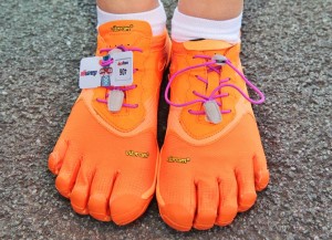 Laufschuhe mit befestigtem easyChip von Davengo zur Zeitmessung beim Thüringer Wald Firmenlauf