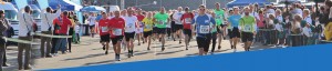 Teilnehmer beim Start zum Thüringer Wald Firmenlauf in der DKB-Ski-Arena Oberhof