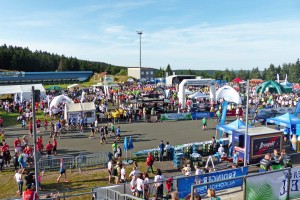 Teilnehmer und Zuschauer beim Thüringer Wald Firmenlauf in der DKB SKI ARENA Oberhof