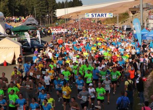 Teilnehmer beim Thüringer Wald Firmenlauf in der DKB-Ski-Arena nach dem Start