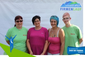 Besucherinnen vor der Fotowand beim Thüringer Wald Firmenlauf 2016 in der DKB-Ski-Arena Oberhof
