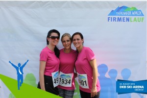 Teilnehmerinnen vor der Fotowand beim Thüringer Wald Firmenlauf 2016 in der DKB-Ski-Arena Oberhof
