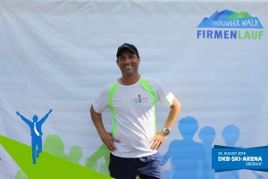 Teilnehmer vor der Fotowand beim Thüringer Wald Firmenlauf 2016 in der DKB-Ski-Arena Oberhof