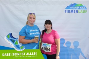Teilnehmerinnen vor der Fotowand beim Thüringer Wald Firmenlauf 2016 in der DKB-Ski-Arena Oberhof