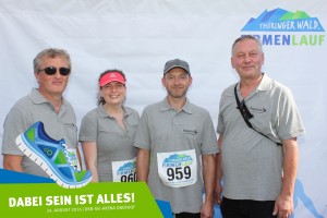 Teilnehmer vor der Fotowand beim Thüringer Wald Firmenlauf 2016 in der DKB-Ski-Arena Oberhof