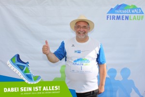 Teilnehmer vor der Fotowand beim Thüringer Wald Firmenlauf 2016 in der DKB-Ski-Arena Oberhof