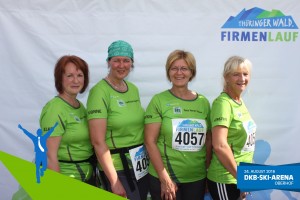Teilnehmerinnen vom Team Nordic Talking vor der Fotowand beim Thüringer Wald Firmenlauf 2016 in der DKB-Ski-Arena Oberhof