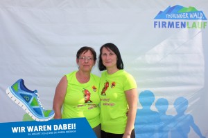 Teilnehmerinnen vor der Fotowand beim Thüringer Wald Firmenlauf 2016 in der DKB-Ski-Arena Oberhof