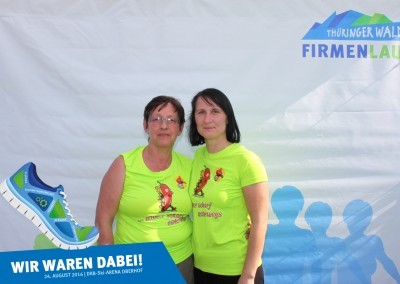 Teilnehmerinnen vor der Fotowand beim Thüringer Wald Firmenlauf 2016 in der DKB-Ski-Arena Oberhof