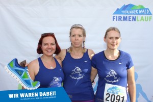 Teilnehmerinnen vor der Fotowand beim Thüringer Wald Firmenlauf 2016 in der DKB-Ski-Arena Oberhof