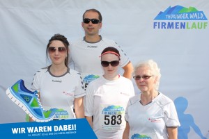 Teilnehmer vom Team Kreissparkasse Hildburghausen vor der Fotowand beim Thüringer Wald Firmenlauf 2016 in der DKB-Ski-Arena Oberhof