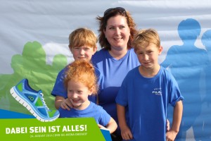 teilnehmende Familie vor der Fotowand beim Thüringer Wald Firmenlauf 2016 in der DKB-Ski-Arena Oberhof