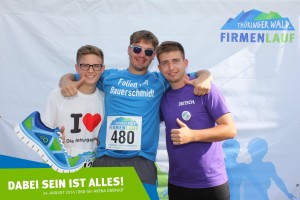 Teilnehmer vor der Fotowand beim Thüringer Wald Firmenlauf 2016 in der DKB-Ski-Arena Oberhof