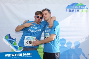 Teilnehmer vom Team Folien Bauerschmidt vor der Fotowand beim Thüringer Wald Firmenlauf 2016 in der DKB-Ski-Arena Oberhof