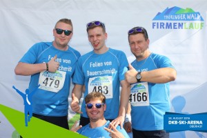 Teilnehmer vom Team Folien Bauerschmidt vor der Fotowand beim Thüringer Wald Firmenlauf 2016 in der DKB-Ski-Arena Oberhof