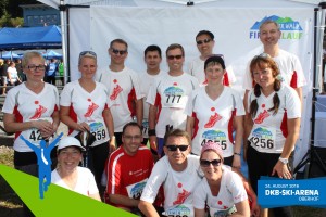 Teilnehmer vom Team Sparkasse Arnstadt Ilmenau vor der Fotowand beim Thüringer Wald Firmenlauf 2016 in der DKB-Ski-Arena Oberhof