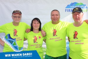 Teilnehmendes Team vor der Fotowand beim Thüringer Wald Firmenlauf 2016 in der DKB-Ski-Arena Oberhof