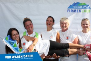 Teilnehmer vom Team des Deutschen Roten Kreuzes vor der Fotowand beim Thüringer Wald Firmenlauf 2016 in der DKB-Ski-Arena Oberhof