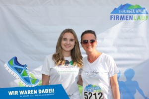 Teilnehmerinnen vor der Fotowand beim Thüringer Wald Firmenlauf 2016 in der DKB-Ski-Arena Oberhof