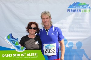 Teilnehmer vor der Fotowand beim Thüringer Wald Firmenlauf 2016 in der DKB-Ski-Arena Oberhof