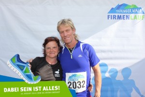 Teilnehmer vor der Fotowand beim Thüringer Wald Firmenlauf 2016 in der DKB-Ski-Arena Oberhof