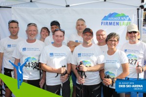 Teilnehmer vom Team Bildungscenter Südthüringen e.V. vor der Fotowand beim Thüringer Wald Firmenlauf 2016 in der DKB-Ski-Arena Oberhof
