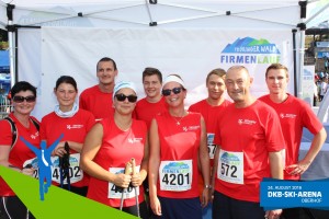 Teilnehmer vom Team Seigert Köberlein vor der Fotowand beim Thüringer Wald Firmenlauf 2016 in der DKB-Ski-Arena Oberhof