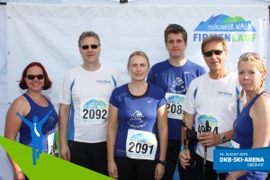 Teilnehmer vom Team Meridian Neue Energien GmbH vor der Fotowand beim Thüringer Wald Firmenlauf 2016 in der DKB-Ski-Arena Oberhof