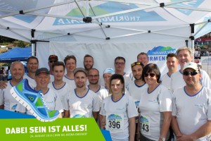 Teilnehmer vom Team GB Neuhaus vor der Fotowand beim Thüringer Wald Firmenlauf 2016 in der DKB-Ski-Arena Oberhof