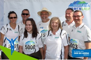 Teilnehmer vom Team Omros vor der Fotowand beim Thüringer Wald Firmenlauf 2016 in der DKB-Ski-Arena Oberhof