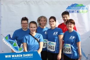 Teilnehmer vom Team der Praxis Dr. Kleye vor der Fotowand beim Thüringer Wald Firmenlauf 2016 in der DKB-Ski-Arena Oberhof