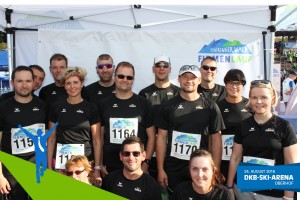 Teilnehmer eines Team vor der Fotowand beim Thüringer Wald Firmenlauf 2016 in der DKB-Ski-Arena Oberhof