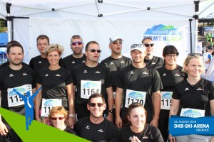 Teilnehmer eines Team vor der Fotowand beim Thüringer Wald Firmenlauf 2016 in der DKB-Ski-Arena Oberhof