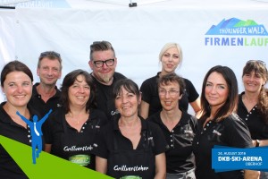Teams von Thüringer Landstolz Schmalkalden und Köstritzer vor der Fotowand beim Thüringer Wald Firmenlauf 2016 in der DKB-Ski-Arena Oberhof