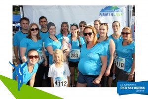 Teilnehmer eines Team vor der Fotowand beim Thüringer Wald Firmenlauf 2016 in der DKB-Ski-Arena Oberhof