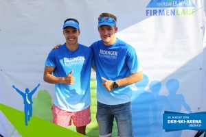 Teilnehmer vor der Fotowand beim Thüringer Wald Firmenlauf 2016 in der DKB-Ski-Arena Oberhof
