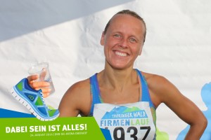 Teilnehmerin vor der Fotowand beim Thüringer Wald Firmenlauf 2016 in der DKB-Ski-Arena Oberhof