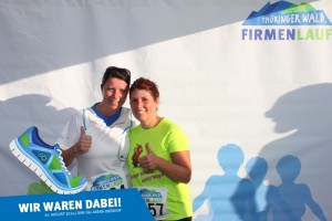Teilnehmerinnen vor der Fotowand beim Thüringer Wald Firmenlauf 2016 in der DKB-Ski-Arena Oberhof
