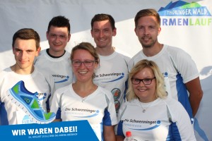 Teilnehmer vom Team der Schwenninger Sparkasse vor der Fotowand beim Thüringer Wald Firmenlauf 2016 in der DKB-Ski-Arena Oberhof