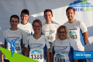 Teilnehmer vom Team der Schwenninger Sparkasse vor der Fotowand beim Thüringer Wald Firmenlauf 2016 in der DKB-Ski-Arena Oberhof
