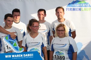 Teilnehmer vom Team der Schwenninger Sparkasse vor der Fotowand beim Thüringer Wald Firmenlauf 2016 in der DKB-Ski-Arena Oberhof