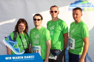 Teilnehmer vom Sportteam der Stadtwerke Meiningen vor der Fotowand beim Thüringer Wald Firmenlauf 2016 in der DKB-Ski-Arena Oberhof
