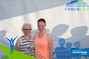 Besucherinnen vor der Fotowand beim Thüringer Wald Firmenlauf 2016 in der DKB-Ski-Arena Oberhof