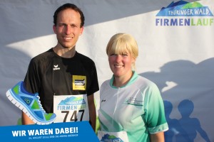 Teilnehmer vor der Fotowand beim Thüringer Wald Firmenlauf 2016 in der DKB-Ski-Arena Oberhof