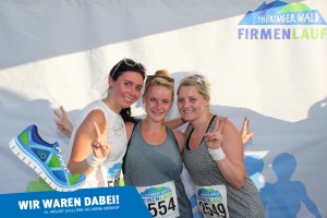 Teilnehmerinnen vor der Fotowand beim Thüringer Wald Firmenlauf 2016 in der DKB-Ski-Arena Oberhof